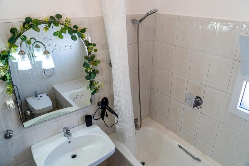 Shower, Toilet, Bathroom, Bath, towels