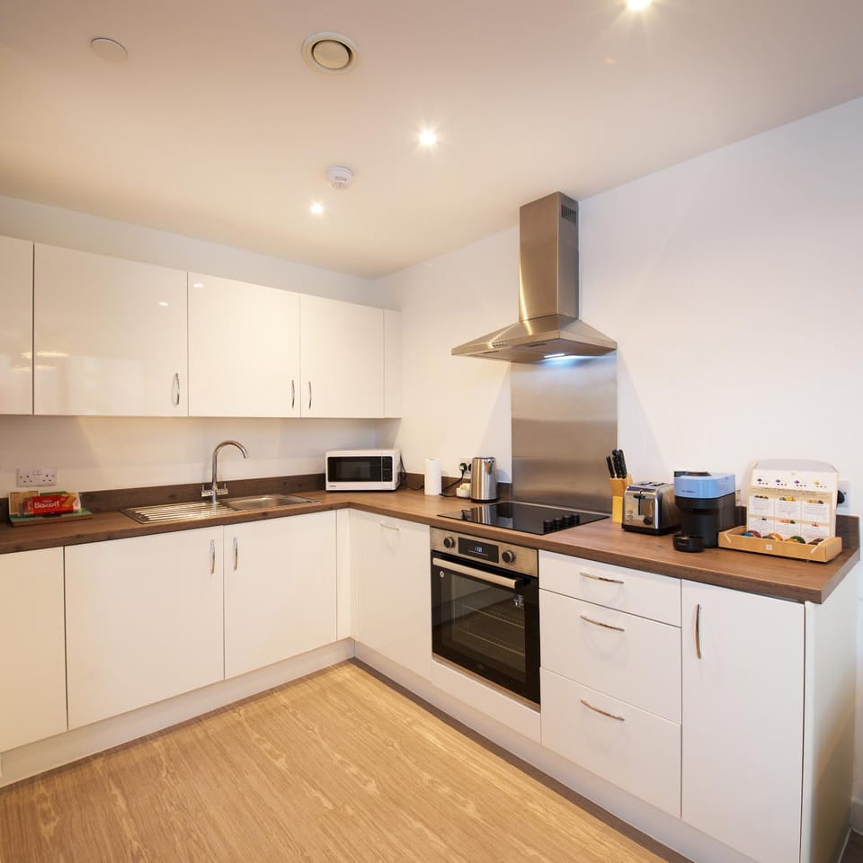 Luxury 1-Bed Apartment by Manchester Hotspots, City Centre, The Lowry, Old Trafford & Etihad, Sleeps 4, Balcony, Netflix, Gym, Nespresso, Great for Contractors & Relaxation! Apartment in Salford