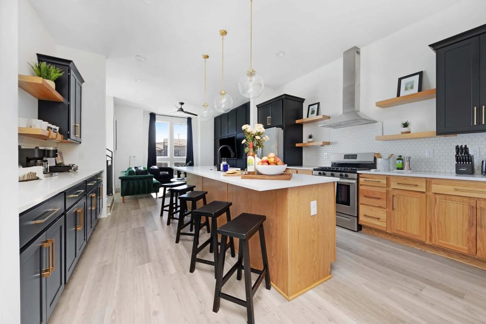 The Sunflower - Mins to Broadway And Rooftop Patio! House in East Nashville