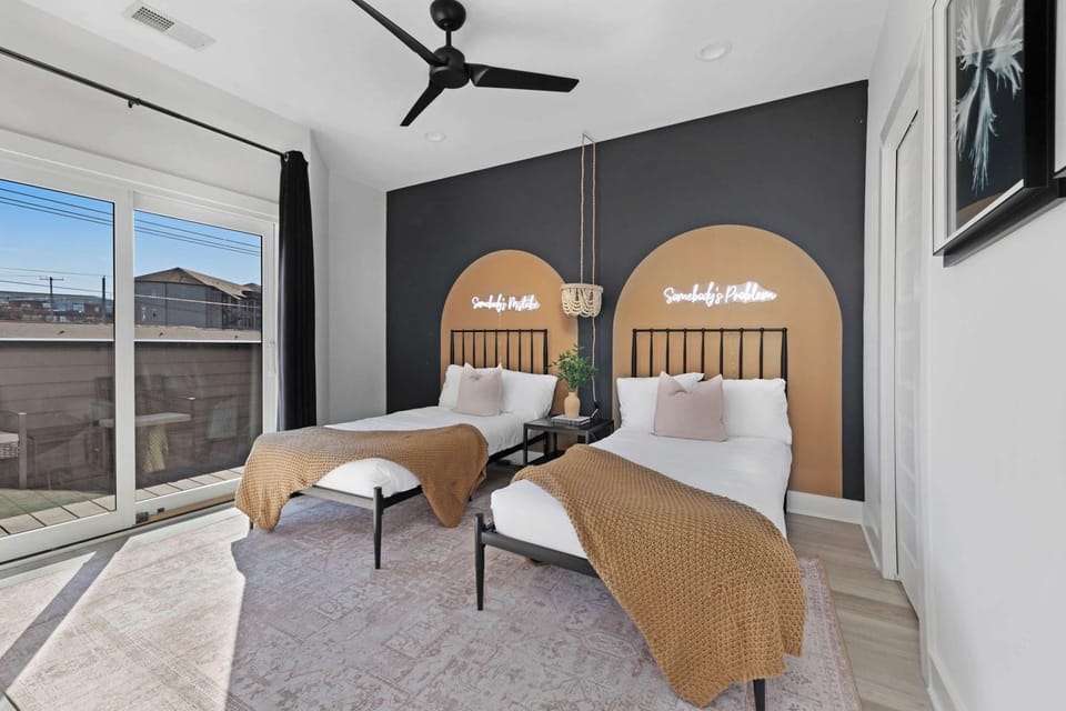 The Sunflower - Mins to Broadway And Rooftop Patio! House in East Nashville