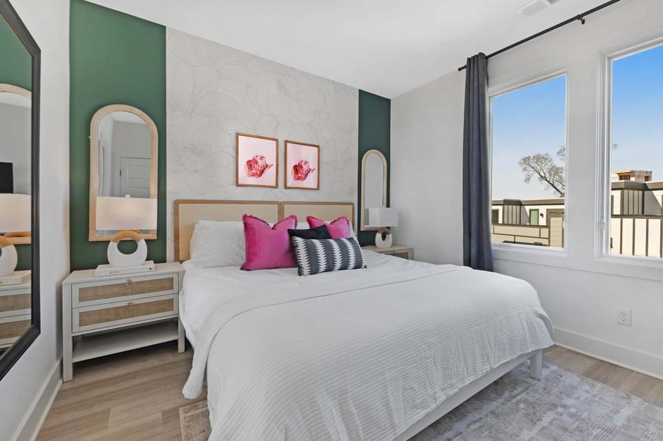 The Sunflower - Mins to Broadway And Rooftop Patio! House in East Nashville