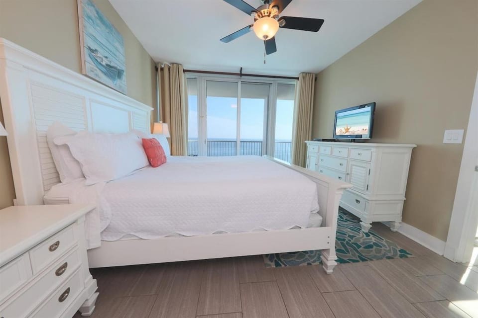 Island Tower 25th Floor Corner Condo - Amazing Views! Apartment in West Beach
