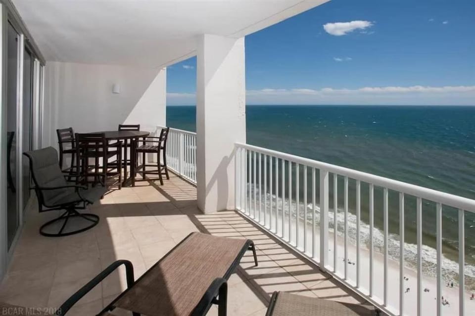 Island Tower 25th Floor Corner Condo - Amazing Views! Apartment in West Beach