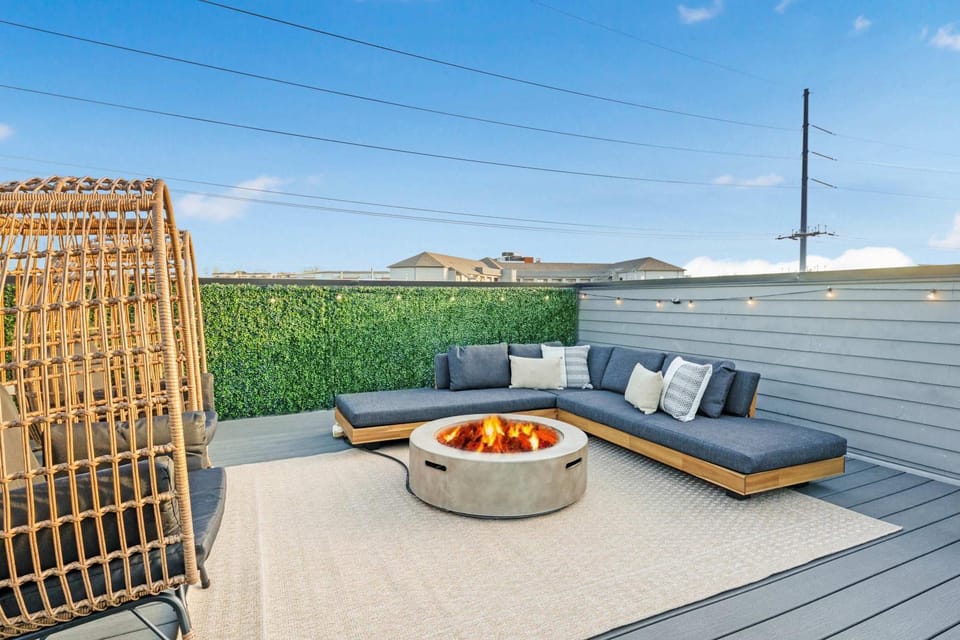 The Azalea - Walk to Dining & Nightlife, Rooftop! House in East Nashville