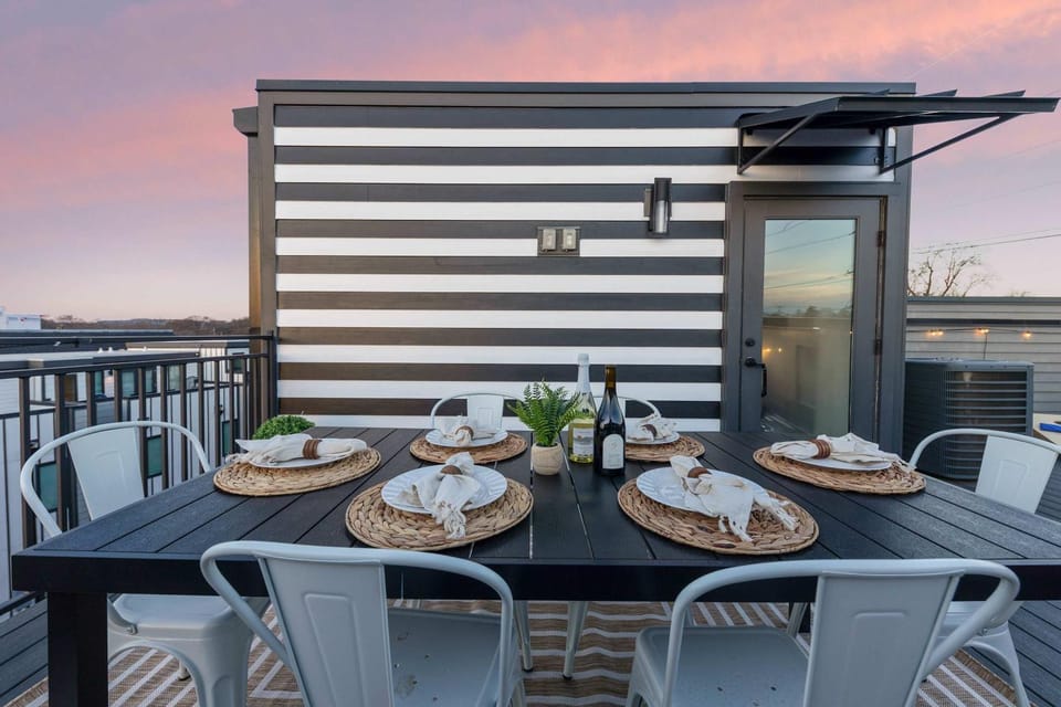 The Camellia - Rooftop Patio & Dog Friendly! House in East Nashville
