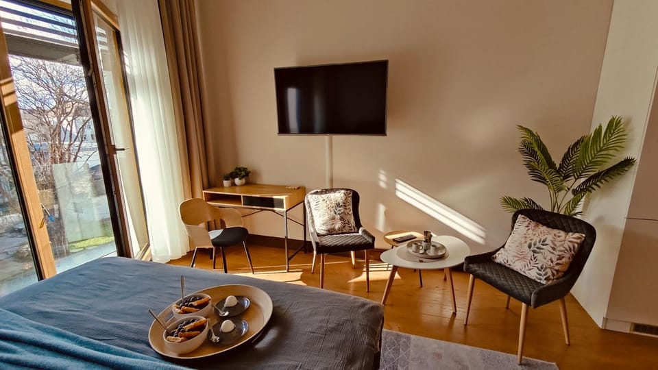 TV and multimedia, Photo of the whole room, Seating area