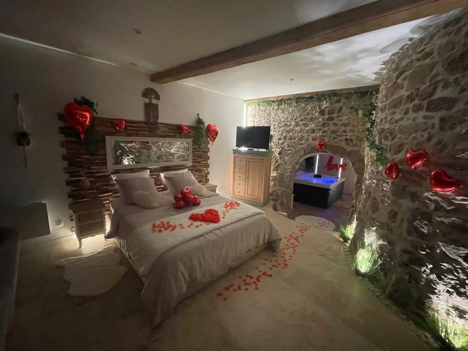Love room chambre romantique avec Jacuzzi Apartment in Auvergne-Rhône-Alpes
