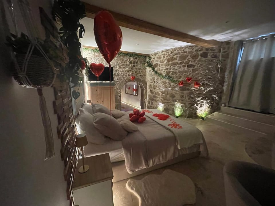 Love room chambre romantique avec Jacuzzi Apartment in Auvergne-Rhône-Alpes