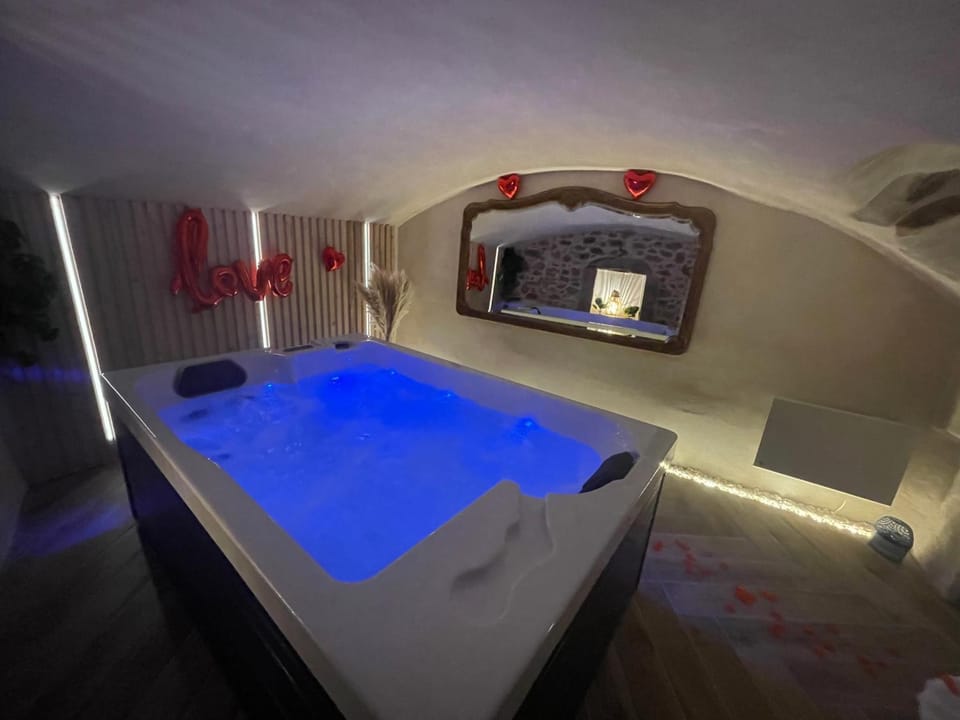 Love room chambre romantique avec Jacuzzi Apartment in Auvergne-Rhône-Alpes