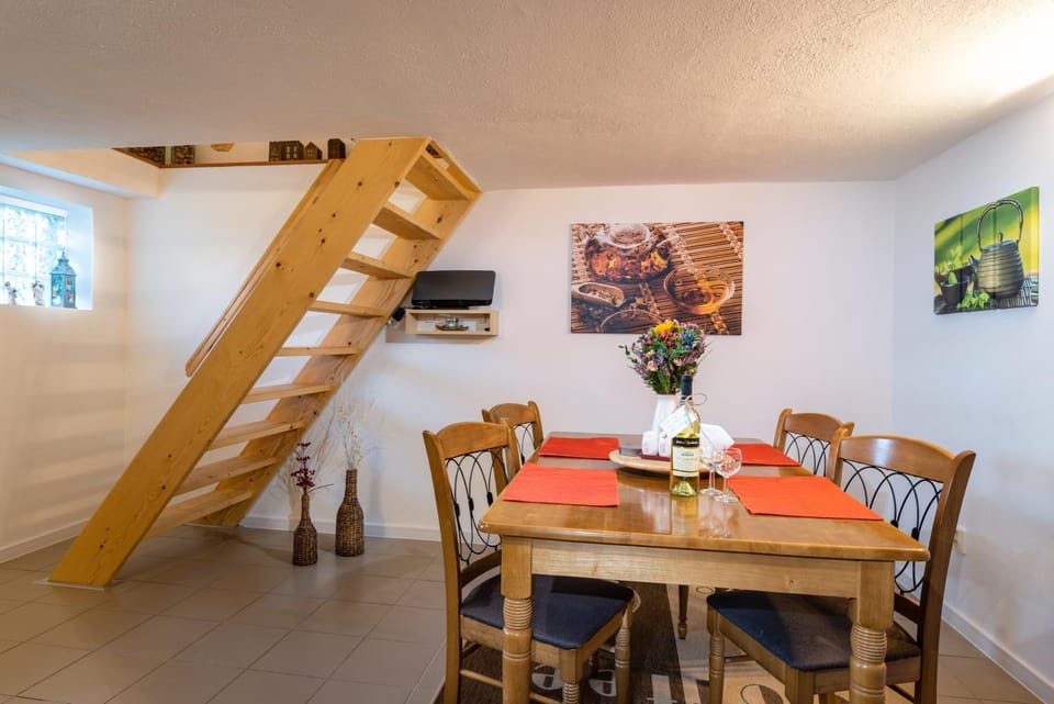 Dining area, kitchen