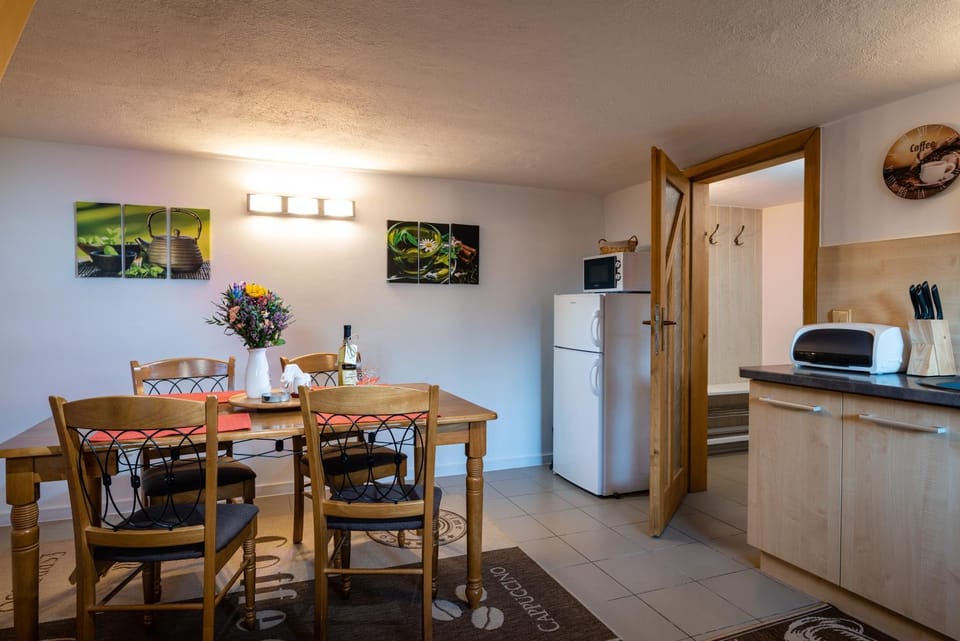 Dining area, kitchen