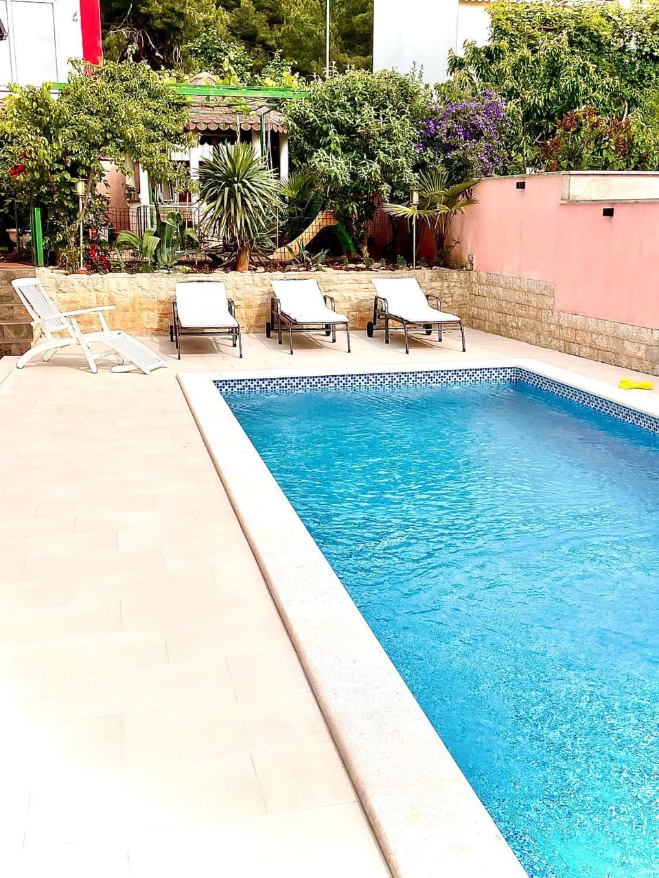 Swimming pool, sunbed