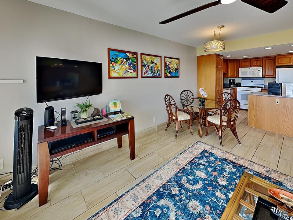 TV and multimedia, Kitchen or kitchenette, Living room, Seating area, Dining area, furniture
