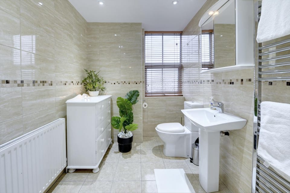 3 Bedroom House, 4 Beds, 2 Double Beds, 2 x Single Beds, Sleeps 6, Free Parking, Birmingham Near City Centre, Major Transport Links House in Birmingham