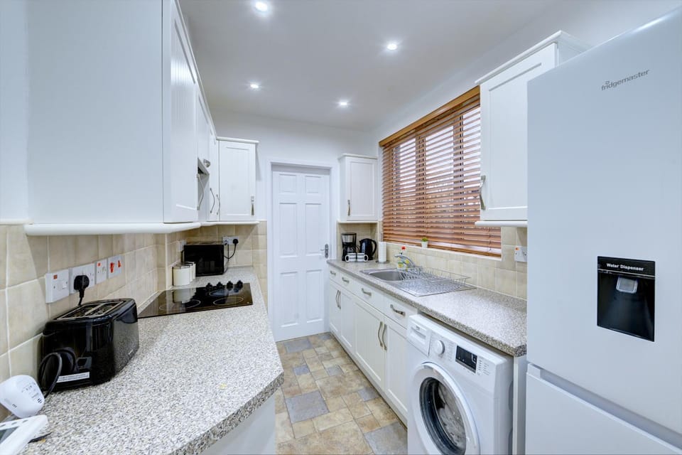 3 Bedroom House, 4 Beds, 2 Double Beds, 2 x Single Beds, Sleeps 6, Free Parking, Birmingham Near City Centre, Major Transport Links House in Birmingham