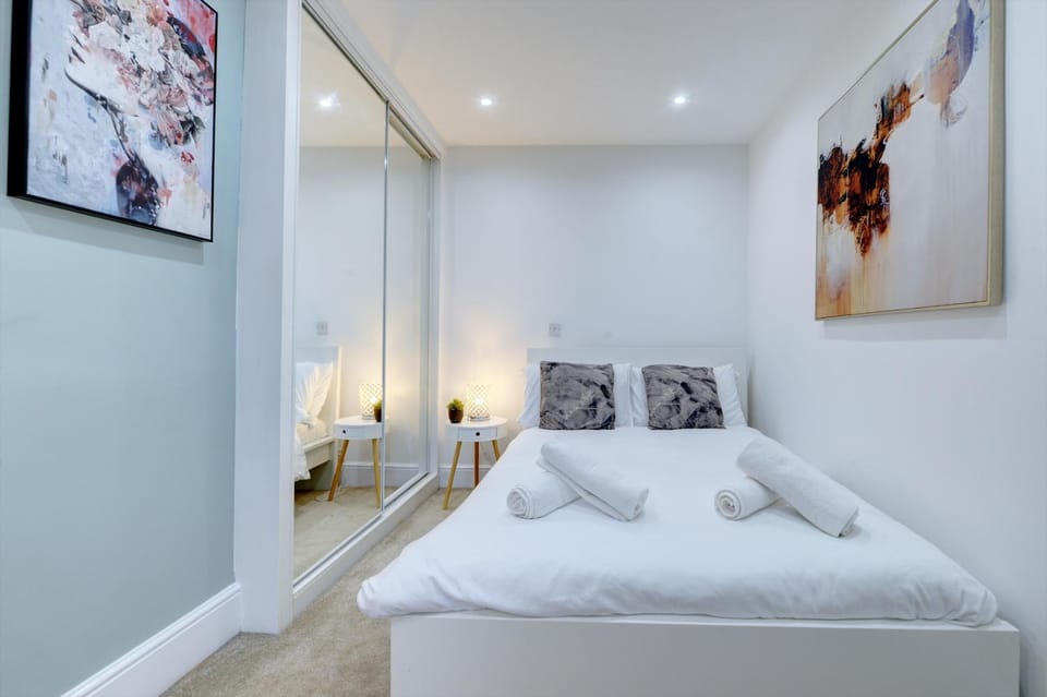 3 Bedroom House, 4 Beds, 2 Double Beds, 2 x Single Beds, Sleeps 6, Free Parking, Birmingham Near City Centre, Major Transport Links House in Birmingham