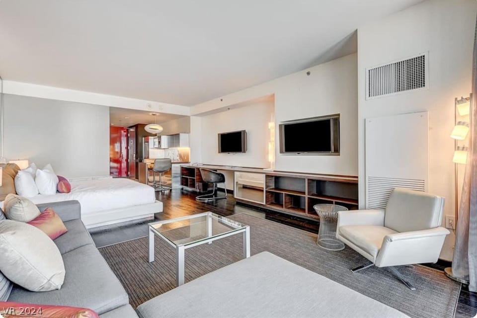 Bed, TV and multimedia, Seating area, Evening entertainment, Bedroom
