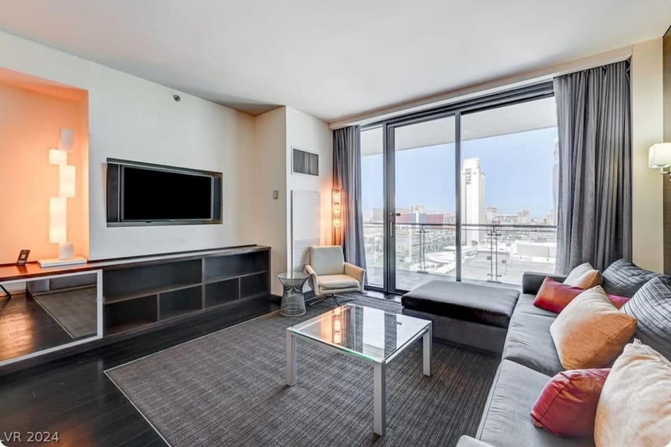 TV and multimedia, Living room, Seating area, Evening entertainment