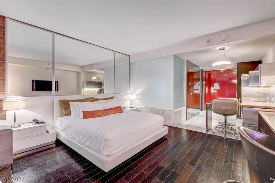 Bed, TV and multimedia, Bedroom