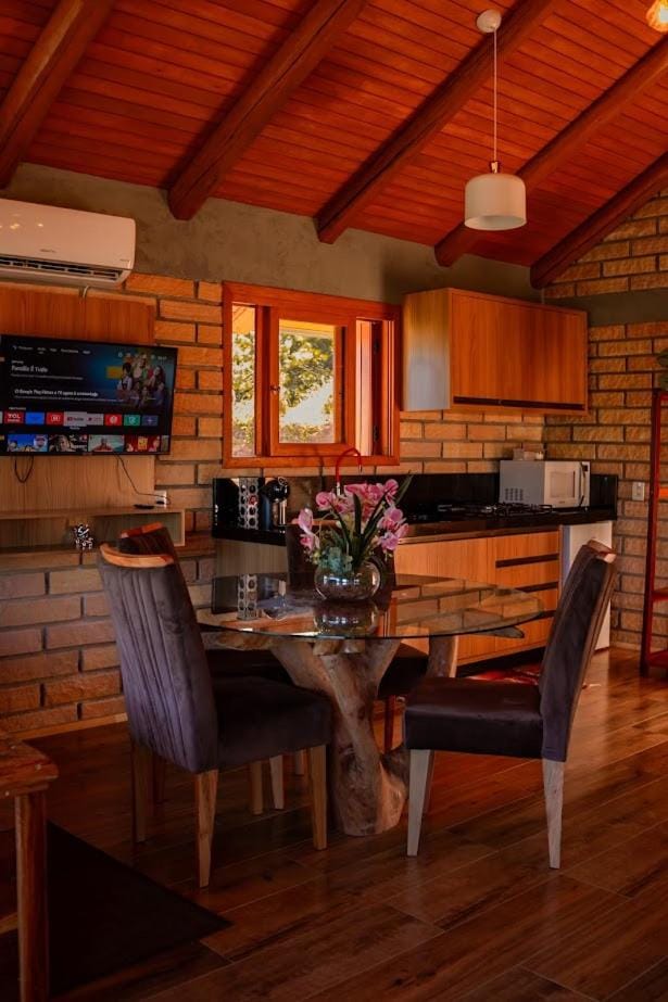 Kitchen or kitchenette, Dining area, minibar
