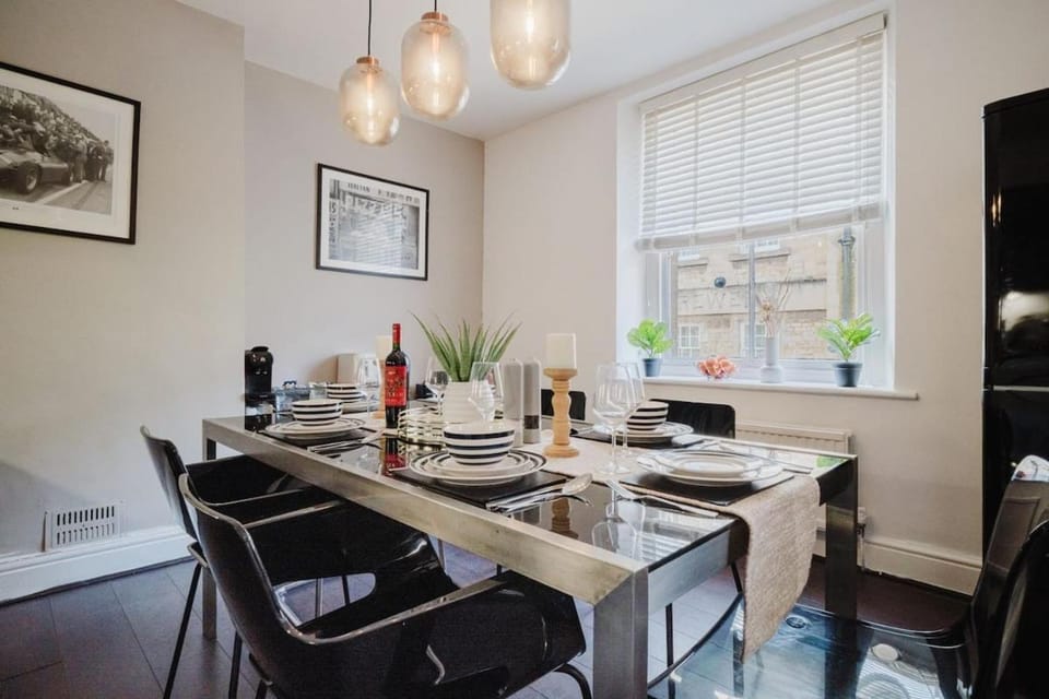 Licatas Apartment Cirencester, Cotswolds, Sleeps 6, 3 Bedrooms Apartment in Cirencester