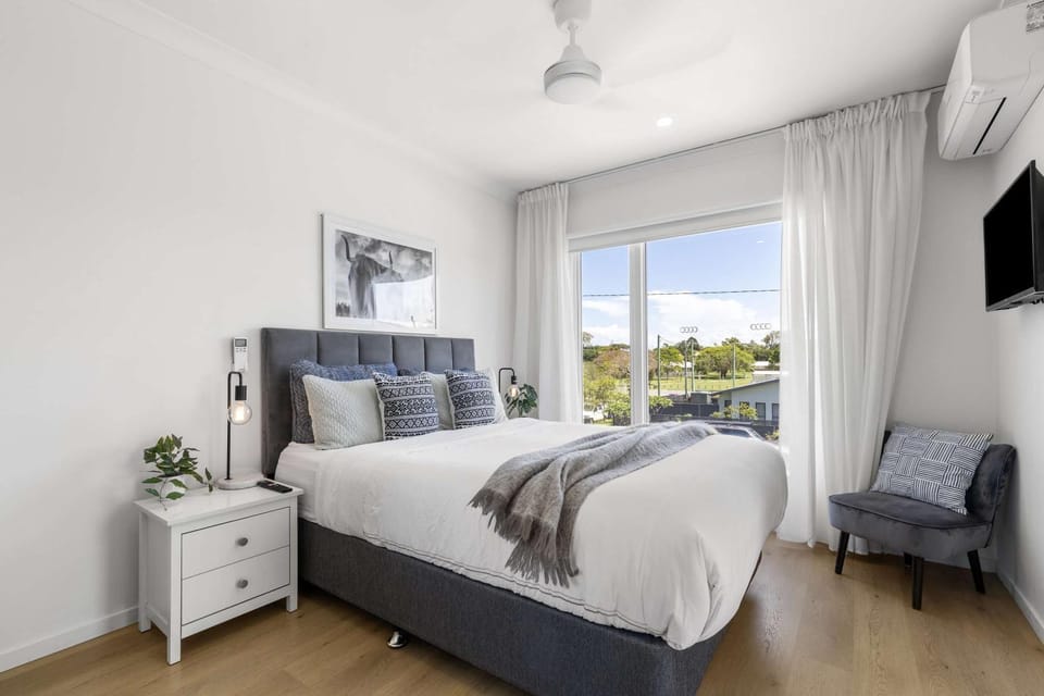 Bed, TV and multimedia, Photo of the whole room, Bedroom, air conditioner