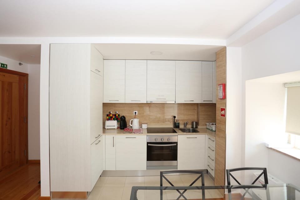 Coffee/tea facilities, Kitchen or kitchenette, Dining area, dishwasher, oven, stove, toaster