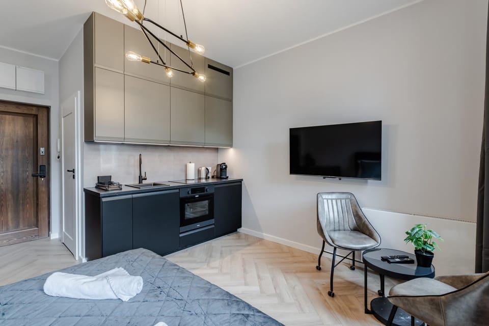 Bed, TV and multimedia, Kitchen or kitchenette, Living room, Photo of the whole room, Seating area, Dining area, Bedroom, stove, towels