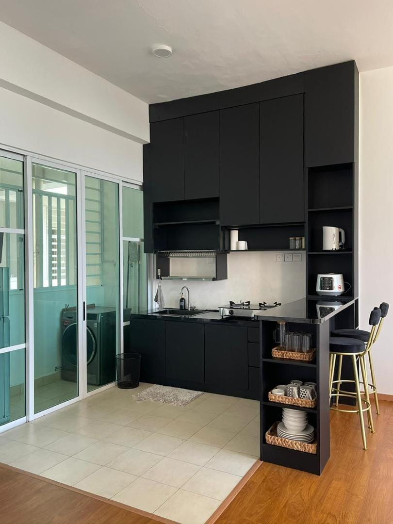 Kitchen or kitchenette, minibar