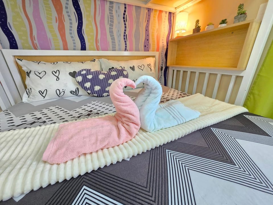 Bed, Bedroom, towels
