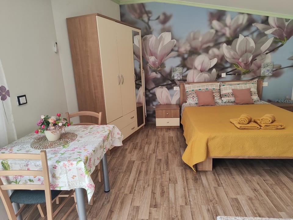 Shower, Bed, Bathroom, TV and multimedia, Seating area, Bedroom, hair dryier, microwave, towels, air conditioner