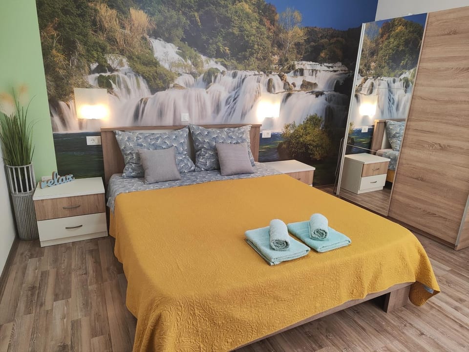 Bed, Bedroom, towels