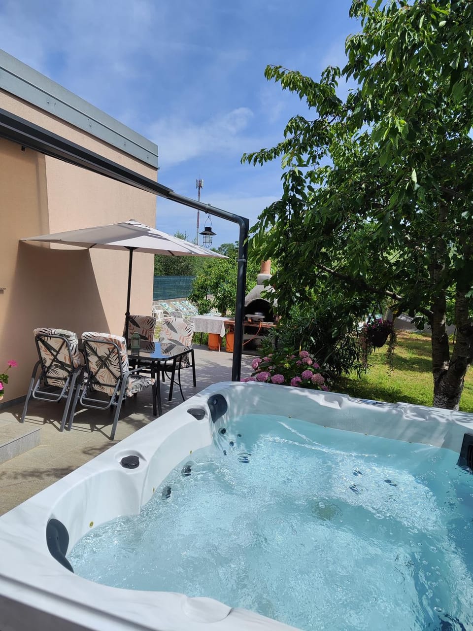 BBQ facilities, Hot Tub, Seating area, Garden view