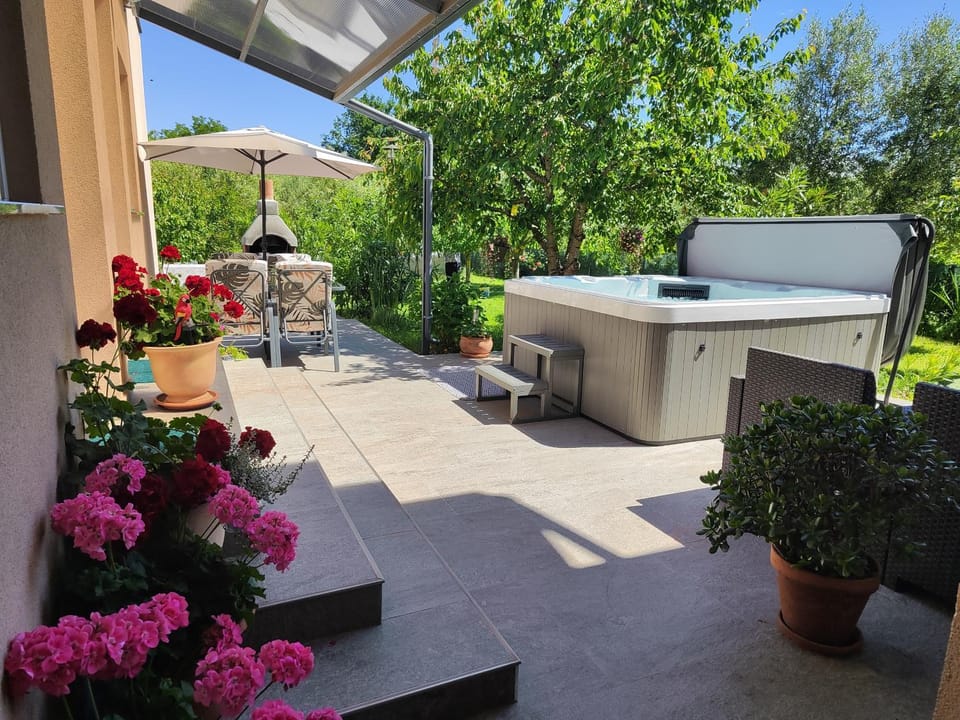 Patio, Hot Tub, Seating area