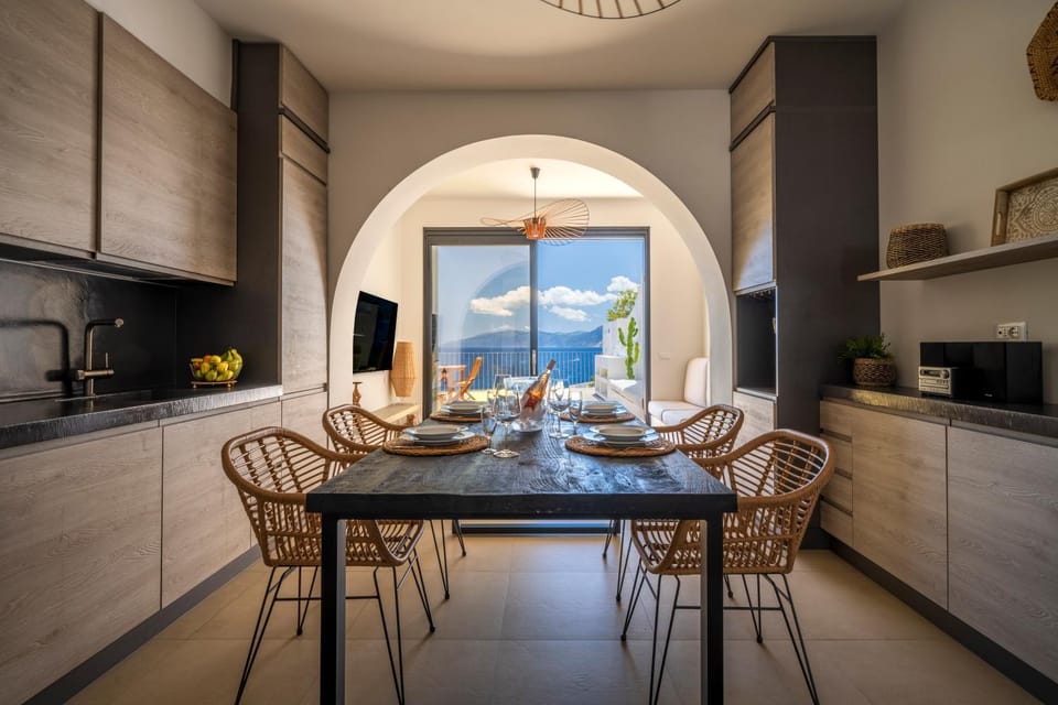 Natural landscape, Kitchen or kitchenette, Living room, Seating area, Dining area, pet friendly, stove