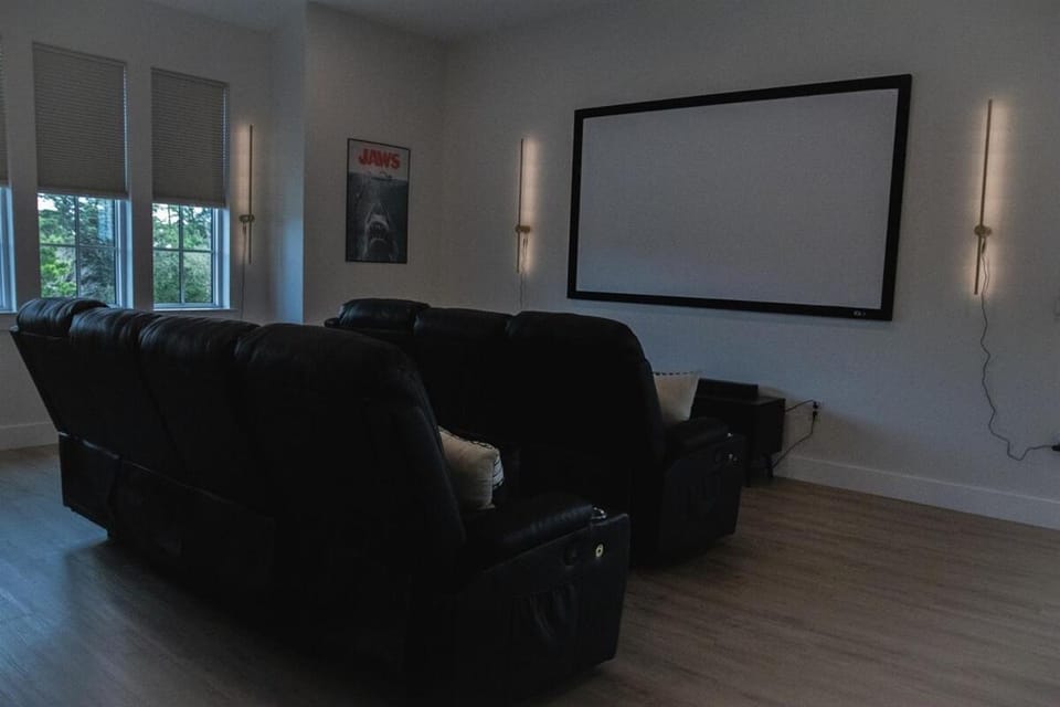 Sleeps 30, Movie Theater, Unique Pool, Golf Cart House in South Walton County