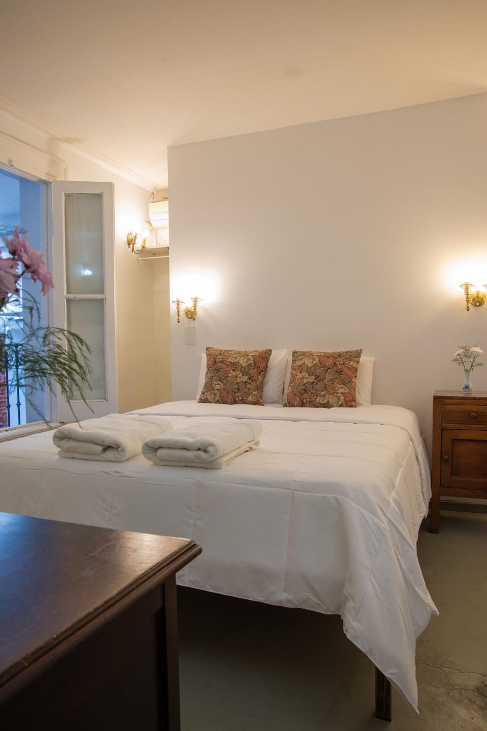 Bed, Photo of the whole room, towels