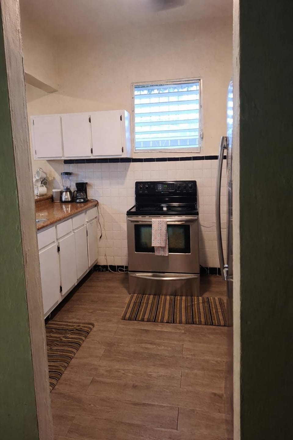 Kitchen or kitchenette, Photo of the whole room, internet, microwave, oven