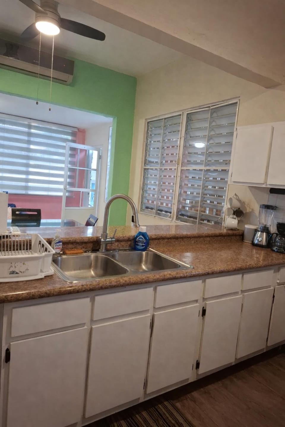 Kitchen or kitchenette, Photo of the whole room, internet, microwave, oven, air conditioner