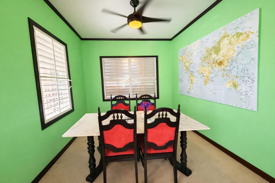 Photo of the whole room, Dining area, internet