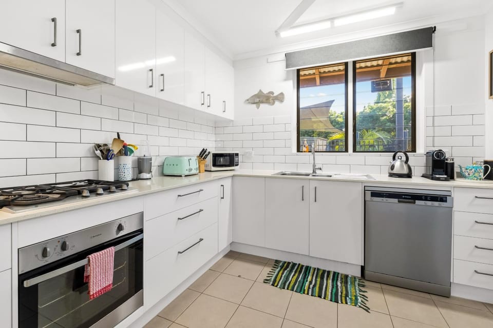 Coffee/tea facilities, Kitchen or kitchenette, dishwasher, oven, stove, toaster