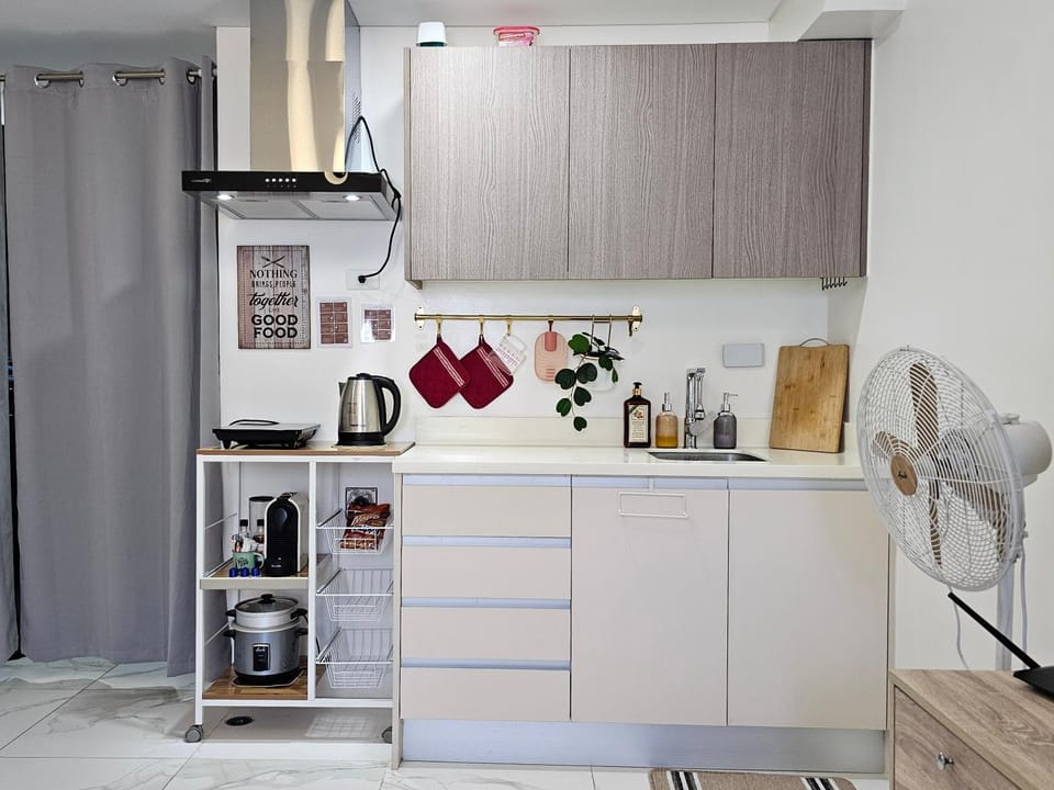 Coffee/tea facilities, Kitchen or kitchenette, stove, toaster