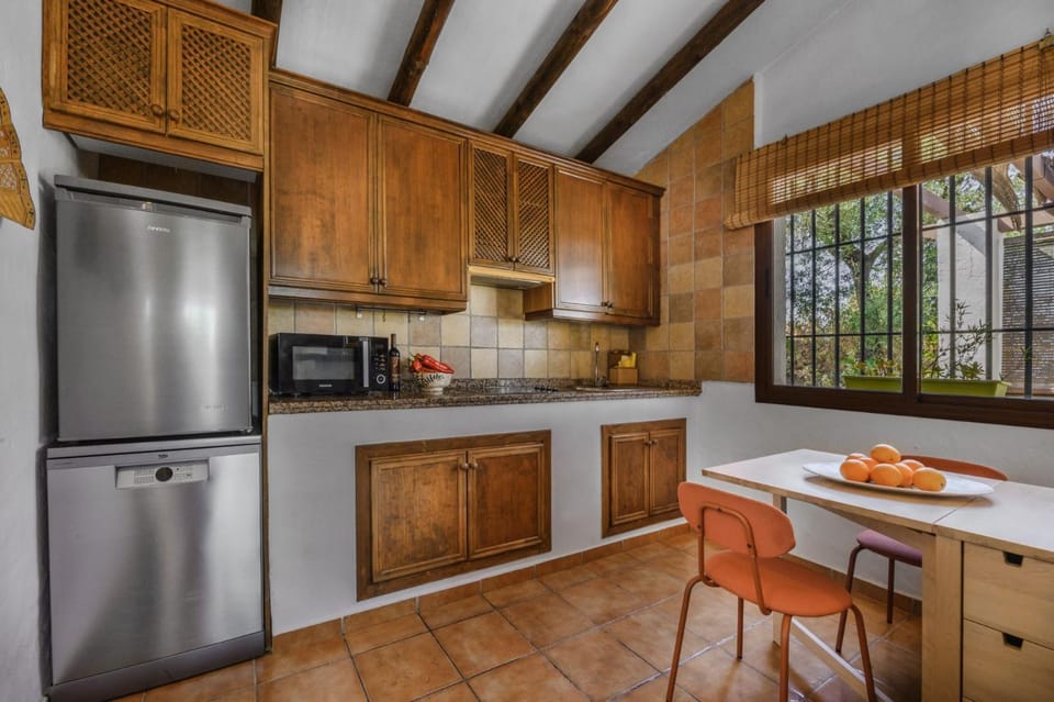 Kitchen or kitchenette, Dining area, dishwasher, stove
