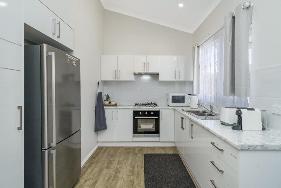Bright and Spacious 2-Bed Thornlie Family Home House in Perth