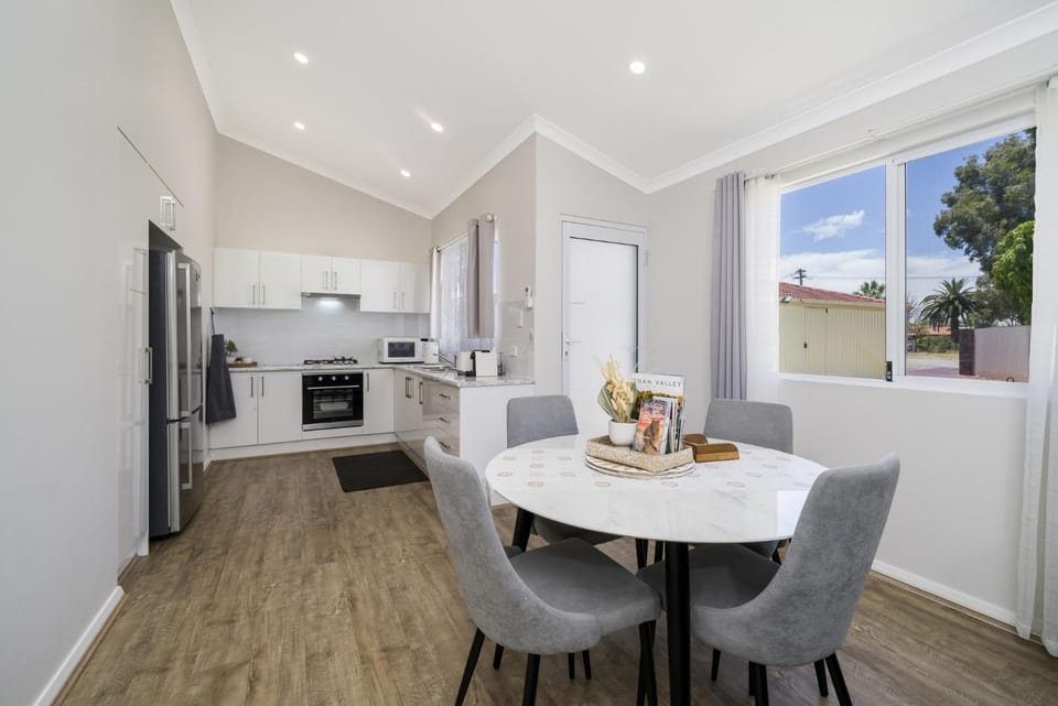 Bright and Spacious 2-Bed Thornlie Family Home House in Perth