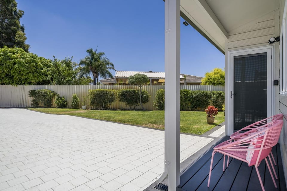 Bright and Spacious 2-Bed Thornlie Family Home House in Perth