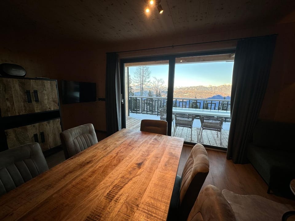 Natural landscape, Balcony/Terrace, Seating area, Dining area, Mountain view
