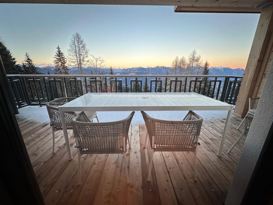View (from property/room), Balcony/Terrace, Mountain view