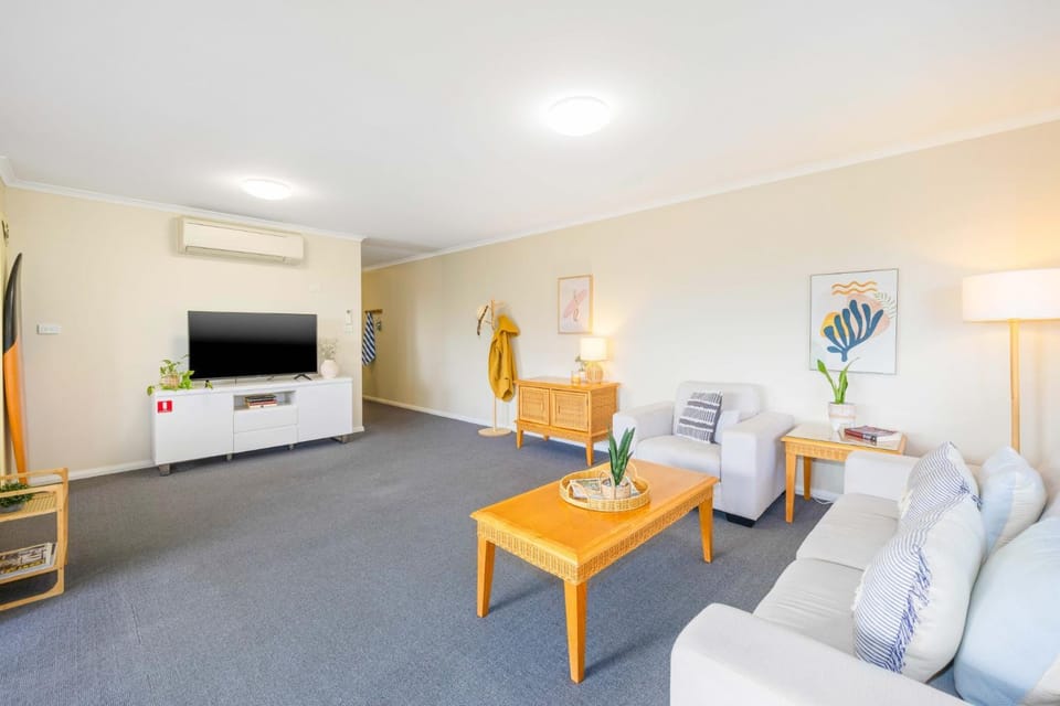 TV and multimedia, Living room, Seating area, air conditioner