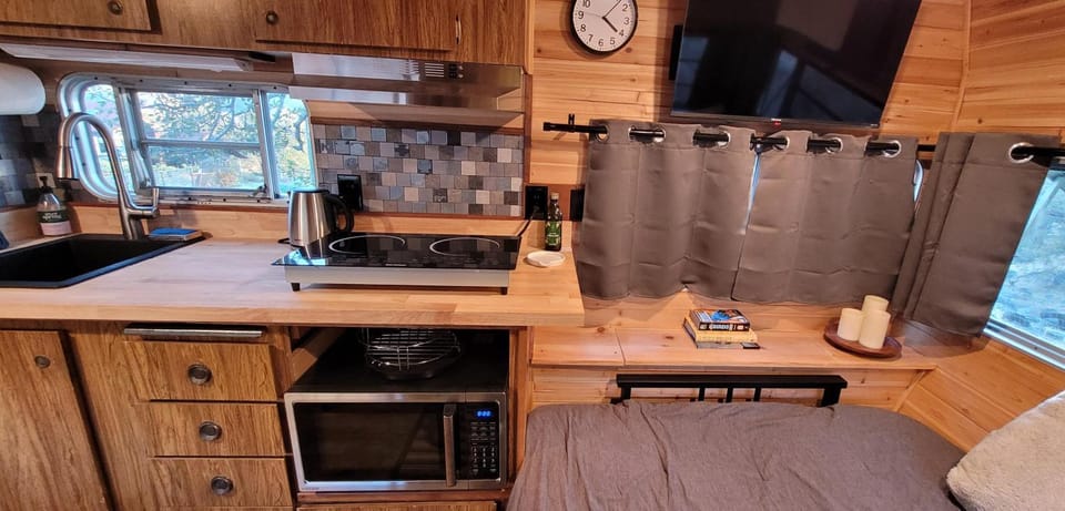 Cozy Farm Stay for Two Campground/ 
RV Resort in Three Rivers
